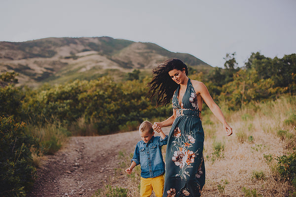 SP Essentials Mother and Child Poses for Outdoor Family Photography